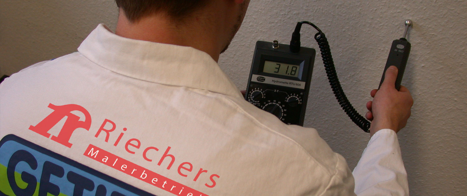Wand wird mit technischem Hilfsmittel auf Schimmel geprüft